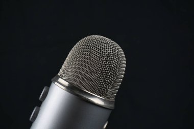 Siyah arka planda podcast yapmak için stüdyo mikrofonu. nesne