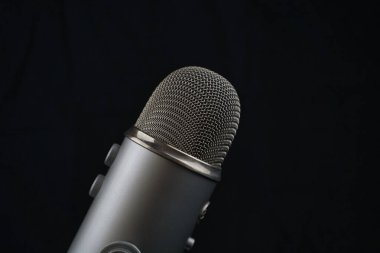 Siyah arka planda podcast yapmak için stüdyo mikrofonu. nesne