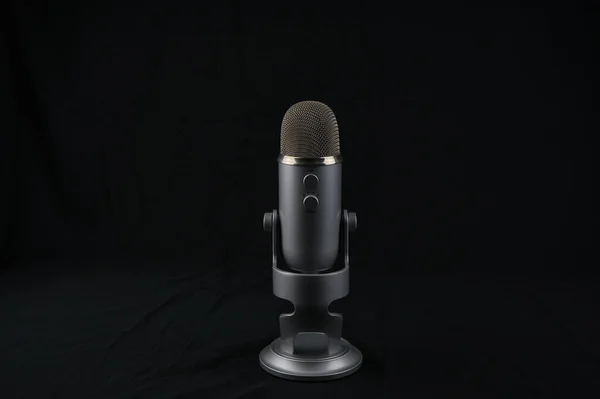 Mikrofon Studyjny Nagrywania Podcast Czarnym Tle Obiekt — Zdjęcie stockowe