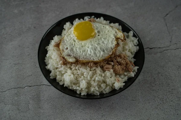 Piring Hitam Dengan Nasi Matang Telur Goreng Dan Tuna Atas — Stok Foto