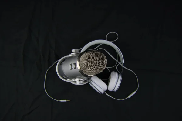 Μικρόφωνο Στούντιο Και Ακουστικά Για Την Εγγραφή Podcast Μαύρο Φόντο — Φωτογραφία Αρχείου