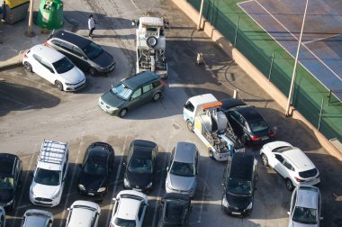 ALICANTE, İspanya, 28 Nisan 2021: Polis Valensiyalı Cemaati, İspanya 'nın Alicante şehrinde kötü park edilmiş arabaları çekiyor. görünüm