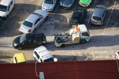 ALICANTE, İspanya, 28 Nisan 2021: Polis Valensiyalı Cemaati, İspanya 'nın Alicante şehrinde kötü park edilmiş arabaları çekiyor. görünüm