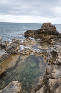İspanya 'nın Valensiyalı topluluğu Alicante eyaletinde Morarira kasabasının kıyısında kayalıkları olan bir plaj. görünüm