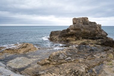 İspanya 'nın Valensiyalı topluluğu Alicante eyaletinde Morarira kasabasının kıyısında kayalıkları olan bir plaj. görünüm