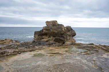 İspanya 'nın Valensiyalı topluluğu Alicante eyaletinde Morarira kasabasının kıyısında kayalıkları olan bir plaj. görünüm