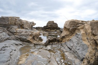 İspanya 'nın Valensiyalı topluluğu Alicante eyaletinde Morarira kasabasının kıyısında kayalıkları olan bir plaj. görünüm