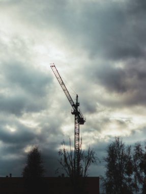 İnşaat vinci gün batımında durdu.