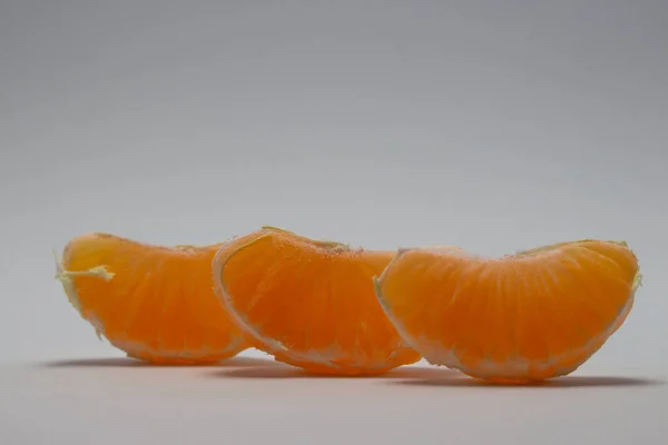 Cuñas Trozos Clementinas Mandarinas Sobre Fondo Blanco —  Fotos de Stock