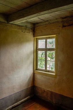 Eski çiftlik evi, köşesinde merdivenler var. Yüksek kalite fotoğraf