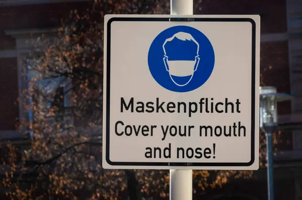 Πινακίδα Φορούν Μάσκα Στη Γερμανική Και Αγγλική Γλώσσα Υψηλής Ποιότητας — Φωτογραφία Αρχείου