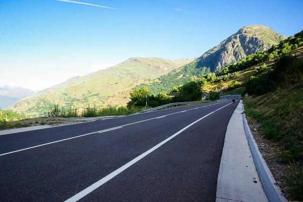 Estrada Montanha Larga Nos Pirinéus Franceses Foto Alta Qualidade Espaço — Fotografia de Stock