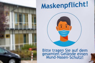 İşaret levhası Almanca bir maske takıyor. Yüksek kalite fotoğraf