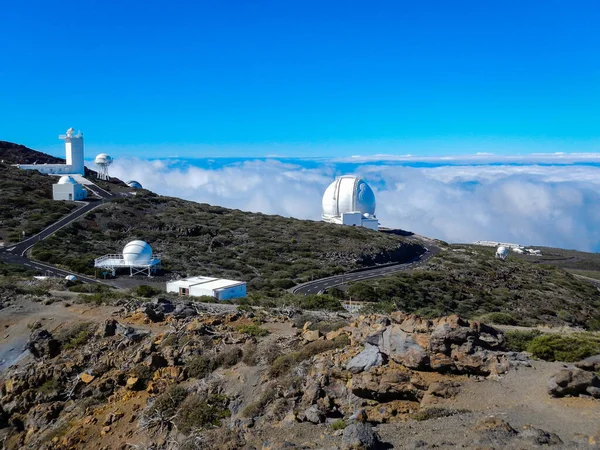 La Palma Kanarya Adası 'ndaki Roque de los Muchachos' da büyük astronomik teleskoplar. Bulutların üstünde. Yüksek kalite fotoğraf. Karakter ve harfler için Boşluğu Kopyala.