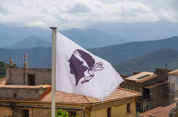 Bandera Córcega Frente Casas Montañas Córcega Central Foto Alta Calidad — Foto de Stock