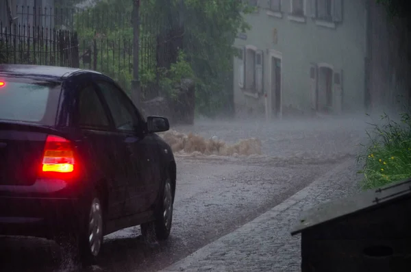 Ön planda siyah fren arabasıyla dolu bir yol. Yüksek kalite fotoğraf