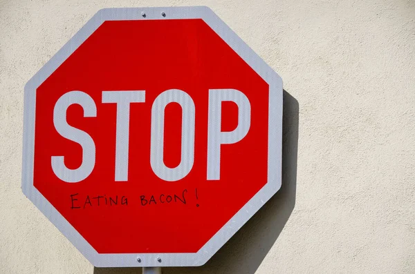 Señal Stop Con Inscripción Comiendo Tocino Foto Alta Calidad Espacio —  Fotos de Stock