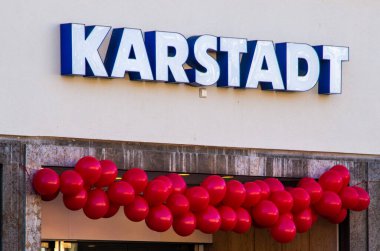 Kırmızı balonlarla süslenmiş bir Karstadt şubesine giriş. Yüksek kalite fotoğraf