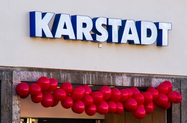 Toegang Tot Een Tak Van Karstadt Versierd Met Rode Ballonnen — Stockfoto