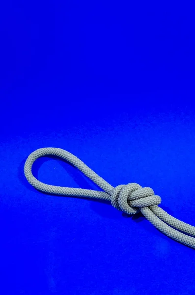 Mavi arka planda düğümlü, portre. Boşluğu karakterler ya da harfler için kopyala. Yüksek kalite fotoğraf