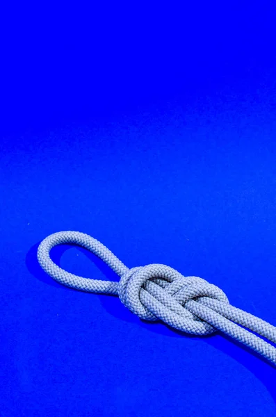 Mavi arka planda düğümlü, portre. Yüksek kalite fotoğraf