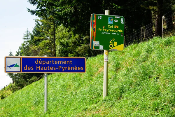 프랑스 일주 경기의 입구에 있는 표지판 Col de Peyresources de — 스톡 사진