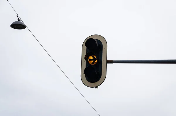 Žlutá dopravní kontrolka se šipkou doprava proti zatažené obloze — Stock fotografie