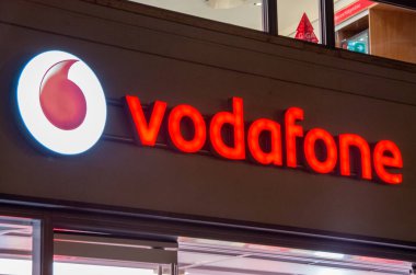 Münih, Almanya, 23.11.2020. Gece Münih 'teki Vodafone Mağazasının Logosu.