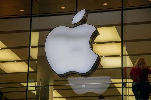 Münih, Almanya, 23.11.2020. Gece Ambarı ve elma logosu, çok uluslu bir teknoloji şirketi..