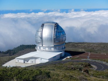 La Palma Kanarya Adası 'ndaki Roque de los Muchachos' da büyük bir astronomik teleskop.