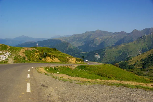 Fransız Pireneleri 'ndeki dağ yolu. Arkasında dağlar var.. — Stok fotoğraf