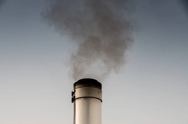 Chimenea de acero inoxidable frente al cielo de la mañana —  Fotos de Stock