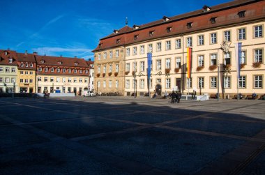 Dünya Mirası Şehri Bamberg 'deki Maxplatz' daki belediye binasının güneşli cephesinin görüntüsü