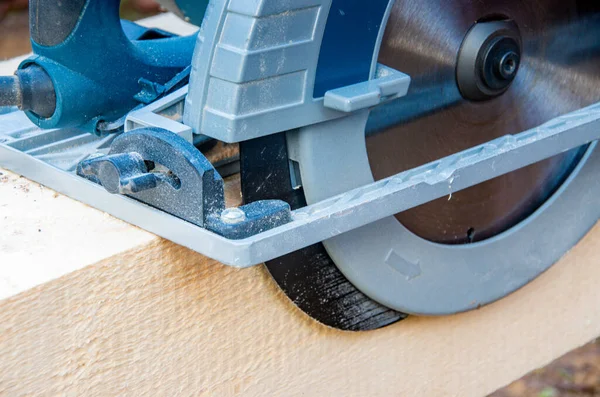 Vista detallada de la sierra circular manual en vigas de madera — Foto de Stock