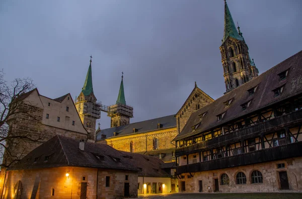 Akşamın erken saatlerinde Bamberg Katedrali ön planda Alte Hofhaltung, Dünya Mirası Şehri