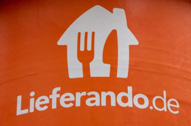 Münih, Almanya - 23 Kasım 2020. Lieferando dağıtım servisinin sembolü.