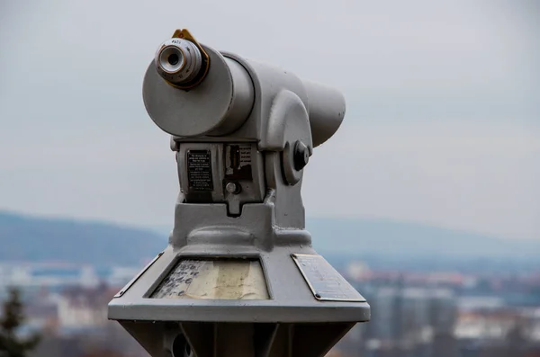 Monocular gris frente al cielo gris — Foto de Stock