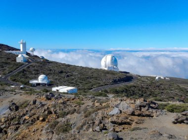 La Palma Kanarya Adası 'ndaki Roque de los Muchachos' da büyük astronomik teleskoplar. Bulutların üstünde