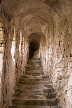 Çok eski dar merdivenler, ilginç bir bakış açısı.