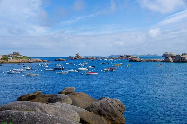 Barcos de colores en un día soleado en una bahía bretona en el norte de Francia — Foto de Stock