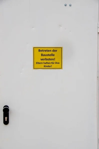 Deur met inscriptie Het betreden van de bouwplaats verboden. Ouders zijn aansprakelijk voor hun kinderen in het Duits — Stockfoto