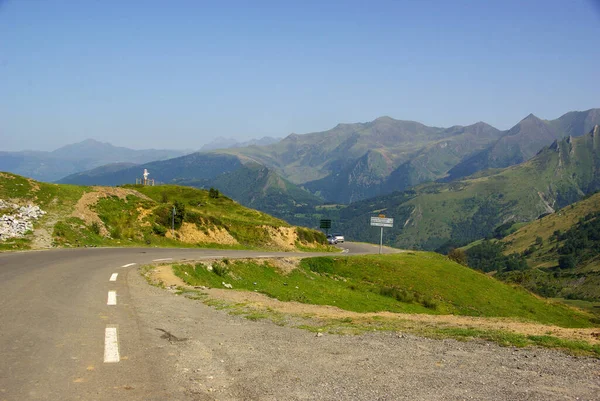 Dağ yolu Fransız Pireneleri boyunca yeşil çayırlarla çevrili. — Stok fotoğraf