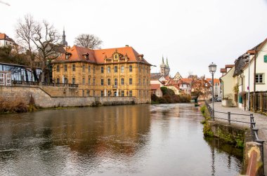 Bamberg, Almanya, 20.12.2020. Pegnitz üzerinden ünlü Villa Concordia 'ya ve tarihi eski kasabaya bakın.