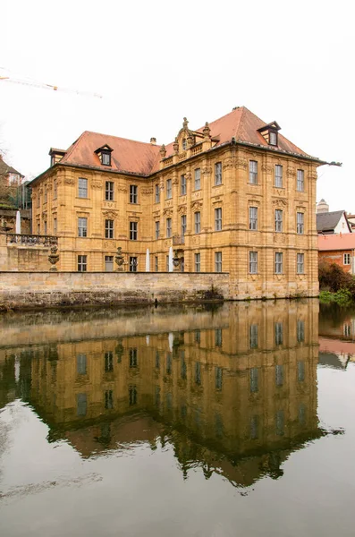 Bamberg, Almanya, 20.12.2020. Ünlü Villa Concordia, Regnitz 'in suyuna yansıyor.