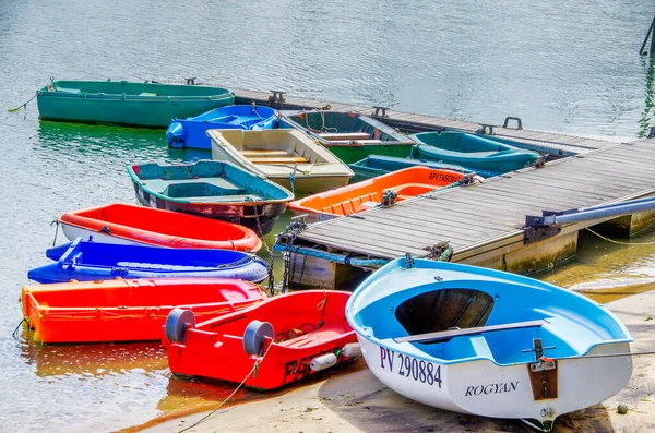 Bateaux à rames colorés aux jetées. Espace de copie pour caractères ou lettres. — Photo