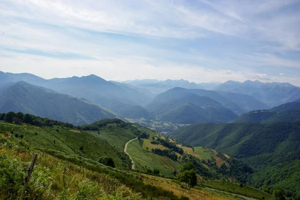 Sommarlandskap i de franska Pyrenéerna — Stockfoto