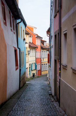 Bamberg 'in Dünya Mirası şehrinin dar bir ara sokağına bak