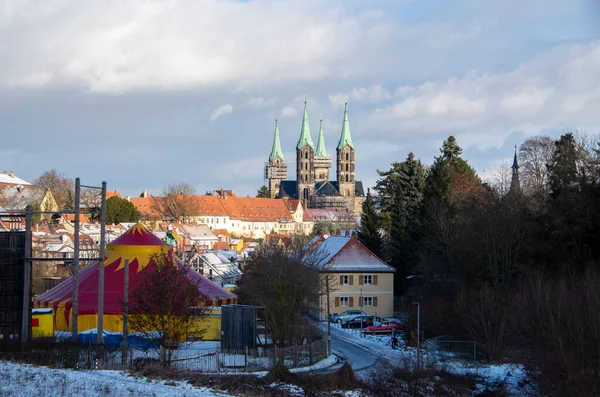 Utsikt från Teufelsgraben till Bambergs domkyrka en solig vinterdag — Stockfoto