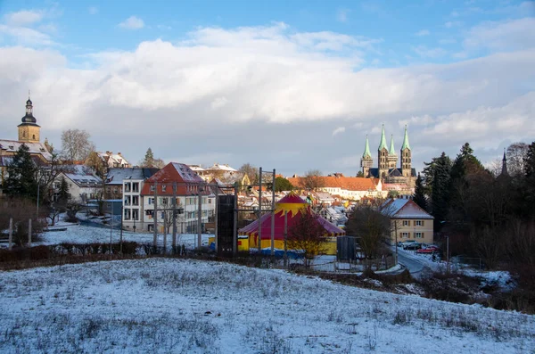 Utsikt från Teufelsgraben till Bambergs domkyrka en solig vinterdag — Stockfoto