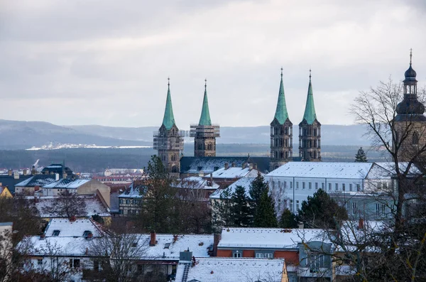 Skyline av världsarvet staden Bamberg med den berömda katedralen i förgrunden på en vinterdag — Stockfoto